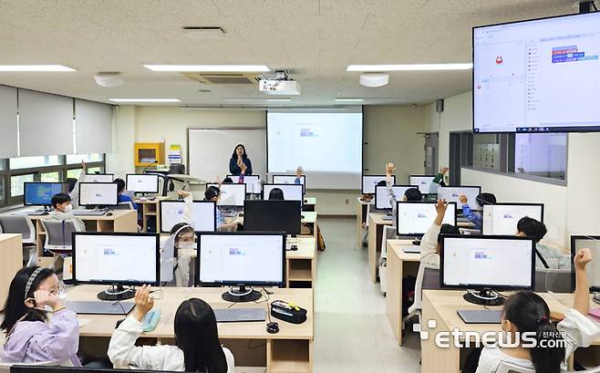 상명대 영재교육원에서 KT가 제공하는 AI 창의융합형 인재양성 프로그램을 진행하고 있다.