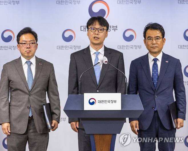 전세 사기 조사 결과, 특별단속 중간결과 발표 (서울=연합뉴스) 황광모 기자 = 황병주 대검찰청 형사부장(가운데), 윤승영 경찰청 국가수사본부 수사국장(왼쪽), 남영우 국토교통부 토지정책관이 8일 오전 서울 종로구 정부서울청사에서 전세 사기 기획 조사 결과 및 특별단속 중간 결과를 발표하고 있다. 2023.6.8 hkmpooh@yna.co.kr (끝)