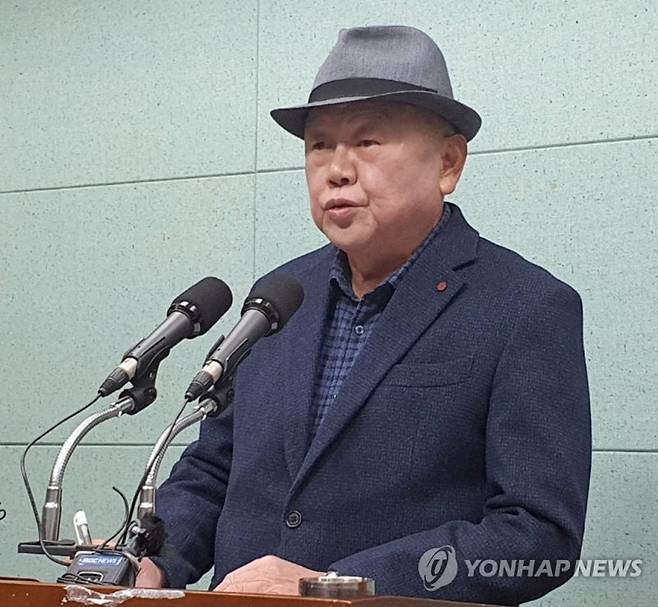 '쥴리 의혹' 제기 안해욱씨, 전주을 재선거 출마 선언 (전주=연합뉴스) 김동철 기자 = 윤석열 대통령 부인 김건희 여사가 과거 유흥주점에서 일했다는 이른바 '쥴리 의혹'을 제기한 안해욱(74) 전 대한초등학교태권도협회장이 22일 전북도의회에서 기자회견을 열고 전주을 국회의원 재선거 출마를 선언하고 있다. 2023.3.22 sollenso@yna.co.kr (끝) /사진=연합뉴스