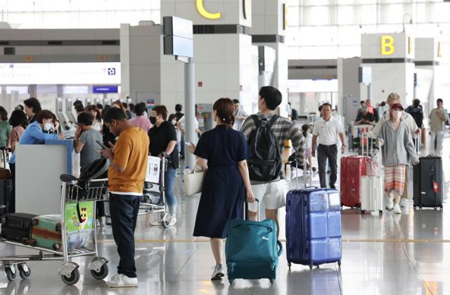 6일 영종도 인천국제공항 1터미널 출국장이 이용객들로 붐비고 있다. 연합뉴스