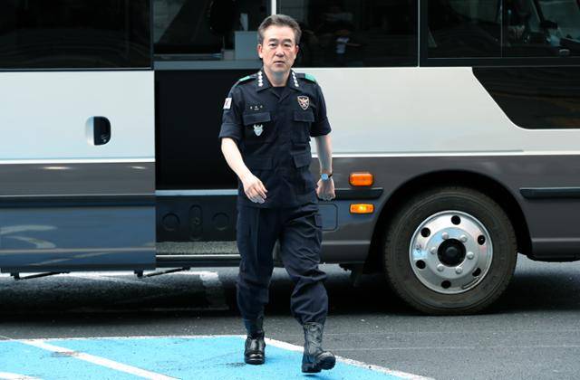 기동복 차림의 윤희근 경찰청장이 5월 31일 오전 경비대책회의를 주재하기 위해 서울 중구 남대문경찰서로 출근하고 있다. 뉴스1