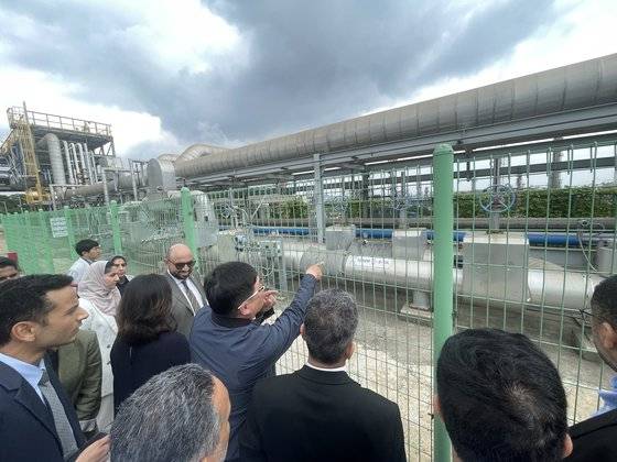 울산 어프로티움 수소 공장을 방문해 설명을 듣고 있는 오만 수소사절단. [사진 한국환경산업기술원]