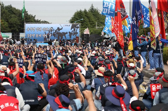 7일 오후 전남 광양시 금호동 희망1길에서 열린 한국노총 긴급 투쟁결의대회에서 조합원들이 구호를 외치고 있다. 연합뉴스