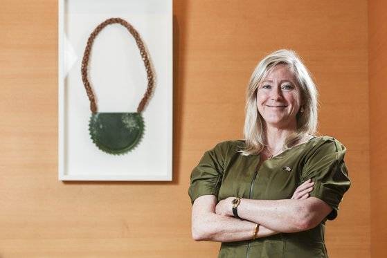 던 베넷 주한 뉴질랜드 대사. 뒤에 보이는 건 뉴질랜드 원주민 마오리족의 공예품이다. 김경록 기자