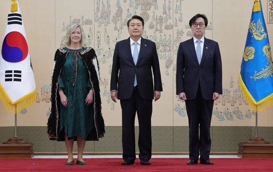 던 베넷 주한 뉴질랜드 대사가 지난 5월 윤석열 대통령, 장호진 외교부 차관과 신임장 제정식 후 기념 촬영을 하고 있다. 베넷 대사가 입은 외투는 뉴질랜드 원주민의 복장이다. [대통령실사진기자단]