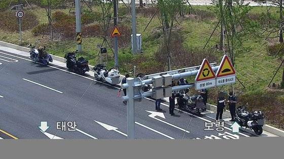 이륜차(오토바이) 동호회원들이 보령해저터널로 진입하기 위해 출입구에 모여 있다. 경찰은 사고 위험이 높다는 이유 등으로 오토바이의 해저터널 통행을 금지하고 있다. [사진 충남경찰청]