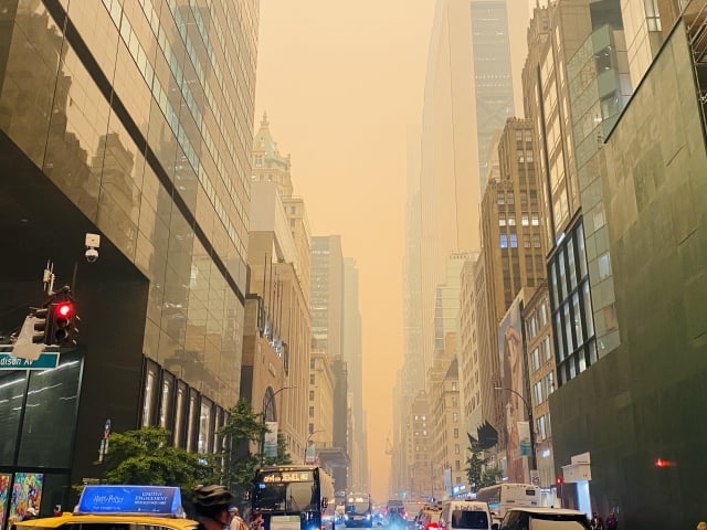 7일(현지시간) 미국 뉴욕시의 하늘이 산불 연기로 뒤덮여 있다. 연합뉴스