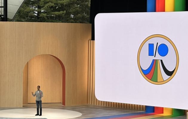 순다르 피차이 구글 최고경영자(CEO)가 지난달 10일 열린 개발자회의 I/O에서 생성형 AI와 접목한 다양한 상품을 소개하고 있다. 마운틴뷰(미국)=서기열 특파원