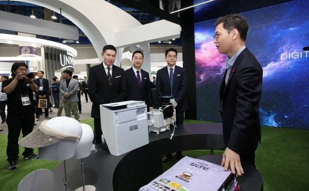 8일 오전 서울 강남구 코엑스에서 열린 신세계그룹 '신세계 유니버스 페스티벌'에서 이인영 SSG닷컴 대표(왼쪽부터), 전항일 G마켓 대표, 강희석 이마트 대표가 G마켓 전시 체험관을 방문해 담당자로부터 설명을 듣고 있다./ 연합뉴스