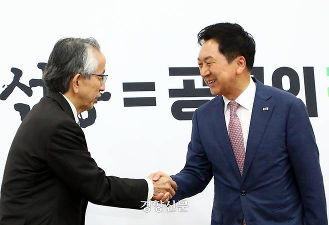 김기현 국민의힘 대표가 8일 국회에서 아이보시 코이치 주한일본대사와 만나 악수하고 있다. 박민규 선임기자