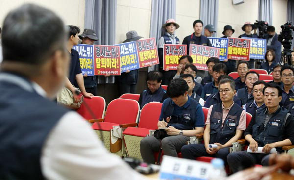 7일 오후 전남 광양시 중동 한국노총 전남 광양지역지부 회의실에서 한국노총 김동명 위원장과 참석 위원들이 한국경제사회노동위원회(경사노위) 불참ㆍ탈퇴 여부를 논의하는 긴급 중앙집행위원회를 열고 있다. 연합뉴스