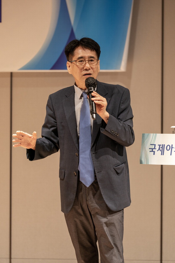 오룡 저자가  엑스포 부산 개최의 타당성에 대해 설명하고 있다.  김민재 프리랜서