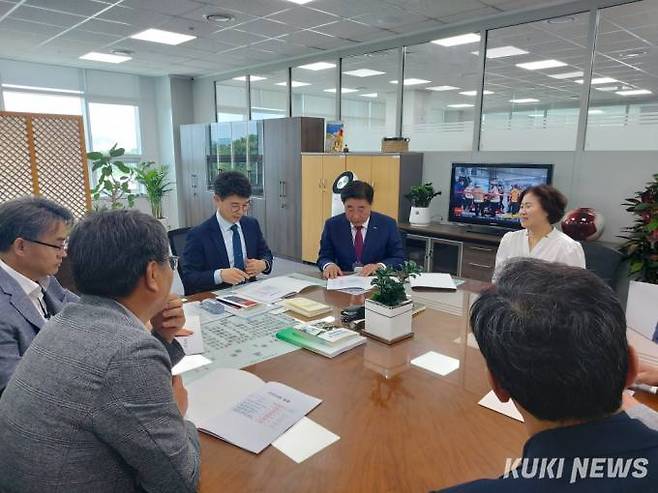 김명기 횡성군수와 기획재정부 김완섭 예산실장을 비롯한 관계자들이 횡성군 주요 사업 정부 예산안 반영에 대해 논의를 진행하고 있는 모습. (횡성군청 제공)