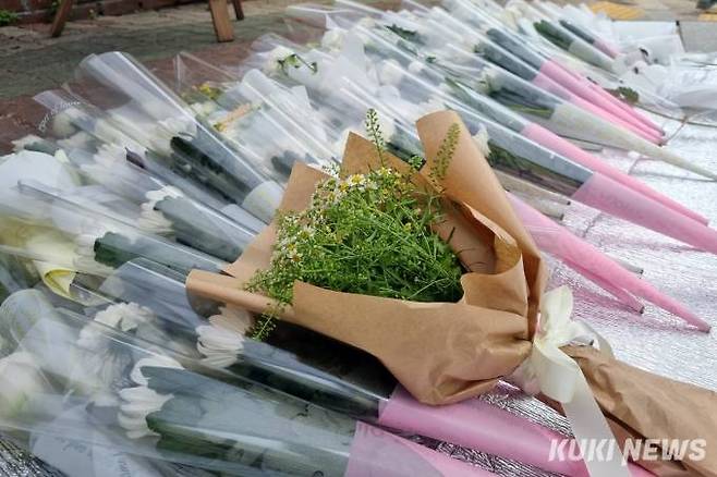 교내 교통사고로 숨진 대학생 A씨를 추모하는 동덕여자대학교 간이분향소에 놓인 국화꽃.&nbsp; &nbsp; 사진=임지혜 기자