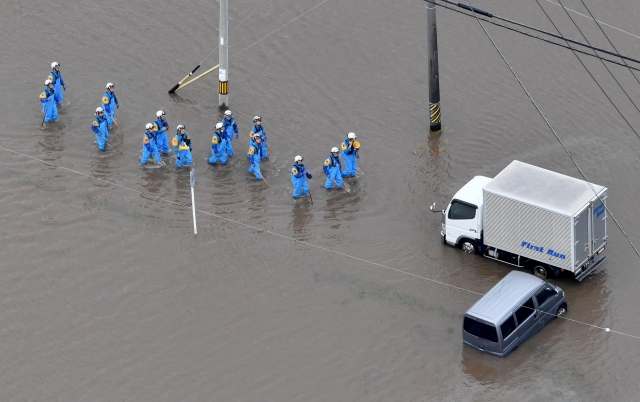 제2호 태풍 ‘마와르’의 강우로 침수된 일본 중부 아이치현 도요카와의 도로에서 지난 3일 구조대원들이 이동하고 있다. 로이터연합뉴스