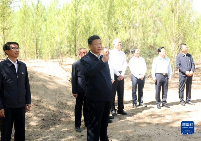 시진핑 중국 국가주석이 6일 네이멍구자치구 바옌나오얼시 린허구의 국영 삼림농장을 시찰하는 모습. 신화통신 홈페이지