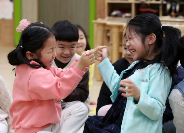 광주 북구청 직장어린이집에서 아이들이 웃고 있다. 연합뉴스