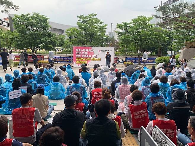 ▲ 8일 오전과 오후, 경기도 일산 EBS에서 EBS의 청소노동자 해고를 규탄하고 고용승계를 촉구하는 기자회견, 결의대회가 열렸다. 사진=윤유경 기자.