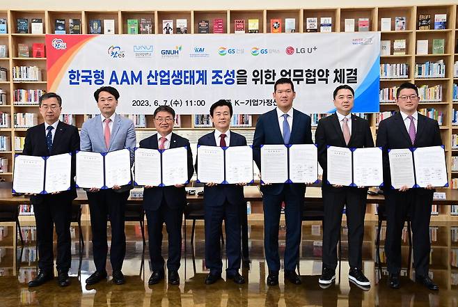 LG유플러스가 한국형 미래항공모빌리티(AAM) 산업 생태계 조성을 위해 진주시·경상국립대학교병원·한국항공우주산업(KAI) 등과 업무협약을 체결했다고 8일 밝혔다. 협의체는 진주시에서 AAM을 활용해 산간오지에서 발생하는 응급 상황에 대응할 응급의료 서비스 기반을 마련할 계획이다. 또 민관 협력을 통해 미래항공기체(AAV) 운용체계를 검증하게 된다. 왼쪽부터 김지홍 KAI 전무, 안성기 경상국립대학교병원 병원장, 권순기 경상국립대 총장, 조규일 진주시장, 허윤홍 GS건설 사장, 이상엽 LG유플러스 전무, 박상훈 GS칼텍스 상무가 협약식에서 기념 촬영하는 모습. LG 유플러스