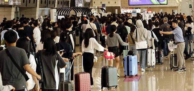 국내 관광 1번지 제주도가 부활의 기지개를 켠다. 사진은 붐비는 김포공항 모습(매경DB)