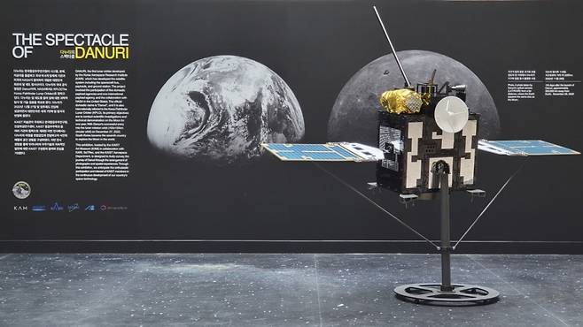 한국의 달 궤도 탐사선 다누리 모형. 실물 대비 3분의 1크기다. / 사진=KAIST(한국과학기술원)