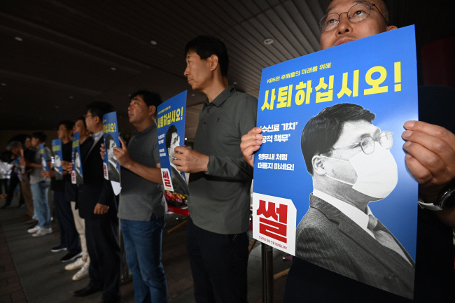 “사장 사퇴하라”  김의철 사장이 8일 오전 서울 영등포구 KBS아트홀에서 수신료 분리 징수 권고에 대한 입장을 밝히는 기자회견을 진행한 가운데, KBS노동조합(제1노조) 노조원들이 기자회견장 앞에서 김 사장의 사퇴를 촉구하고 있다.  윤성호 기자