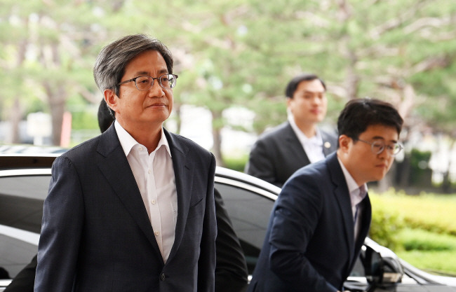 출근하는 대법원장 오는 9월 퇴임을 앞둔 김명수(왼쪽) 대법원장이 8일 오전 서울 서초구 대법원청사로 출근하고 있다.  박윤슬 기자
