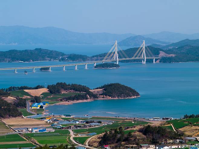 고흥 거금도와 거금대교. 다리 건너 소록도가 보인다. [연합]
