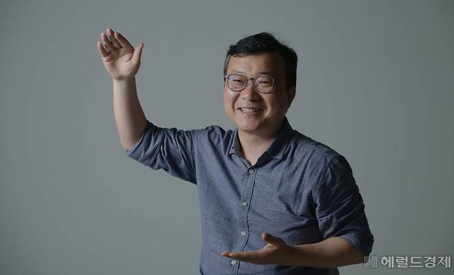 30일 오후 전영수 한양대학교 국제학대학원 교수가 서울 용산구 헤럴드스튜디오에서 헤럴드경제와 인터뷰를 하고 있다. 이상섭 기자