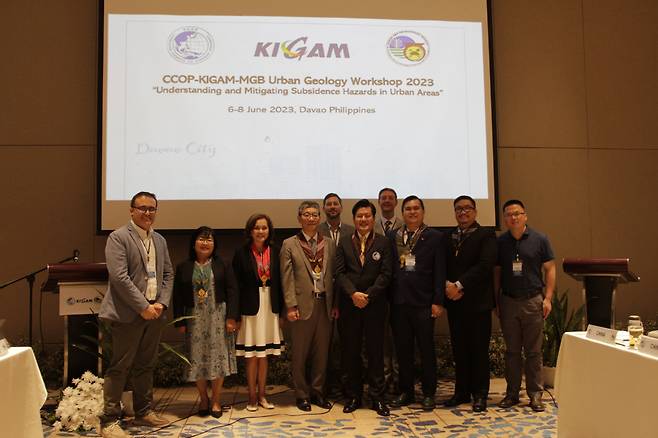 7일 필리핀 다바오시에서 열린 CCOP-KIGAM-MGB 도시지질 워크숍에서 주요 참석자들이 기념촬영을 하고 있다.[한국지질자원연구원 제공]