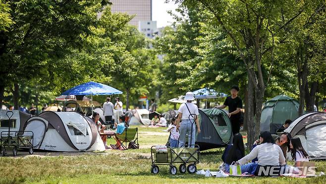 [서울=뉴시스] 정병혁 기자 = 지난 6일 오후 서울 영등포구 여의도한강공원을 찾은 시민들이 텐트를 치고 즐거운 시간을 보내고 있다. 2023.06.07. jhope@newsis.com