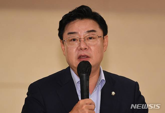 [성남=뉴시스] 추상철 기자 = 김성원 국민의힘 코인게이트 진상조사단장이 지난달 19일 경기도 성남시 분당구 위메이드 본사에서 열린 2차 회의에서 발언하고 있다. (공동취재사진) 2023.05.19. photo@newsis.com