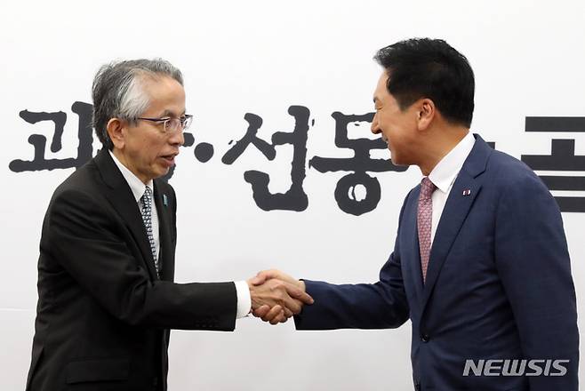 [서울=뉴시스] 전진환 기자 = 김기현 국민의힘 대표가 8일 오후 서울 여의도 국회로 예방 온 아이보시 코이치 주한일본대사와 악수하고 있다. 2023.06.08. amin2@newsis.com