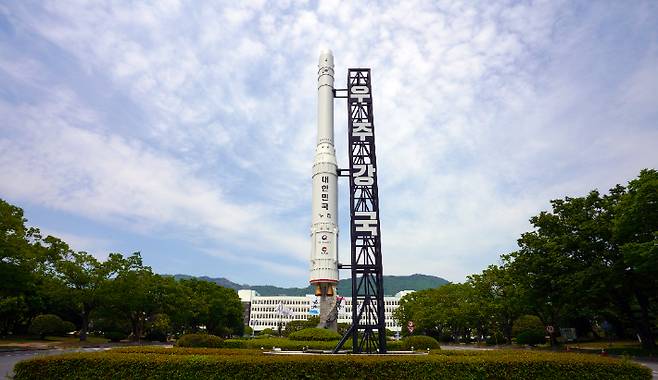 경남도청 정문에 설치된 누리호 모형. 경남도청 제공