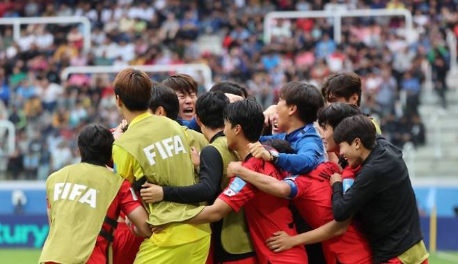 지난 4일(현지시간) 오후 아르헨티나 산티아고 델 에스테로 스타디움에서 열린 2023 국제축구연맹(FIFA) 20세 이하(U-20) 월드컵 8강전 한국 대 나이지리아의 경기에서 최석현이 연장 전반 헤더골을 넣은 뒤 김은중 감독 및 선수들과 환호하고 있다. 연합뉴스