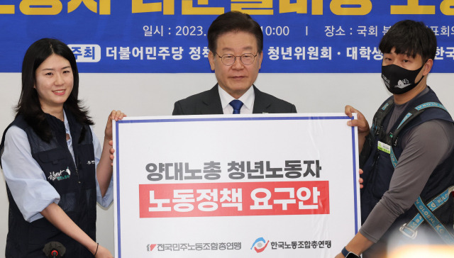▲민주당 이재명 대표가 8일 국회 당 사무실에서 열린 '민주당-양대노총 청년정책 간담회'에서 정책 요구안을 받고 있다. 왼쪽부터 한국노총 최지혜 조합원, 이재명 대표, 민주노총 제치성 경기지부 청년위원장. ⓒ연합뉴스