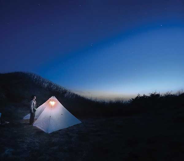 거망산 정상에서 황석산 방향으로 100m 정도 내려오면 야영 가능한 공터가 있다. 텐트는 경량브랜드 HMG의 ULTAMID2.