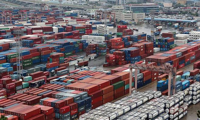 지난 1일 오후 부산항 신선대부두 야적장에 컨테이너가 가득 쌓여 있다. 뉴스1