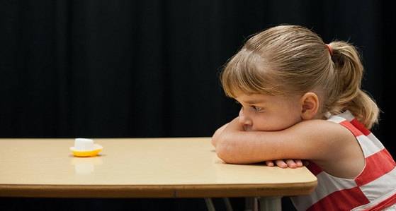 최근 어린 시절 주의력과 행동 문제에 어려움을 겪는 아이들은 성인이 돼서 건강 문제나 경제적 어려움을 겪기 쉽다는 연구 결과가 나왔다. 이는 1960년대 마시멜로 실험과 달리 다양한 조건에서 조사된 자료들을 바탕으로 나온 결과이다. 미국 로체스터대 제공