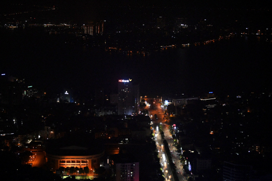 가로등이 꺼진 베트남 하노이 서쪽 지역 야경. AFP연합뉴스