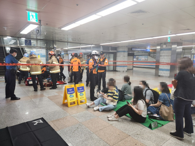 8일 오전 8시 20분께 경기 성남시 분당구 지하철 분당선 수내역 2번 출구 상행 에스컬레이터가 뒤쪽으로 역주행해 이용객 14명이 다쳤다. 이 사고로 이용객 3명이 허리와 다리 등에 상처를 입어 병원에서 입원 치료를 받고 있으며, 11명은 비교적 가벼운 상처를 입어 치료를 받은 뒤 귀가한 것으로 파악됐다. 사진은 사고 현장에 구급대원 등이 출동한 모습. 경기도소방재난본부 제공