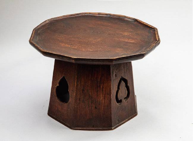 판각의 다리에 커다란 투각(구멍장식)을 했다. 외부 행사 때 음식을 나르거나 서류를 숨기는 용도로도 쓰였다.