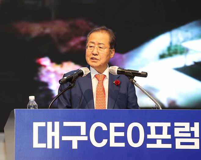 홍준표 대구시장 지난 9일 대구 수성구 호텔수성에서 열린 '2023년 상반기 대구CEO포럼'에서 강사로 초청돼 특강하고 있다. ⓒ연합뉴스