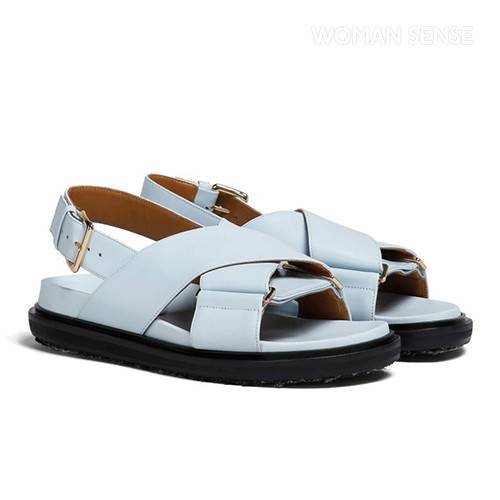 블루 컬러 스트랩 샌들 80만원대 마르니 by 파페치.