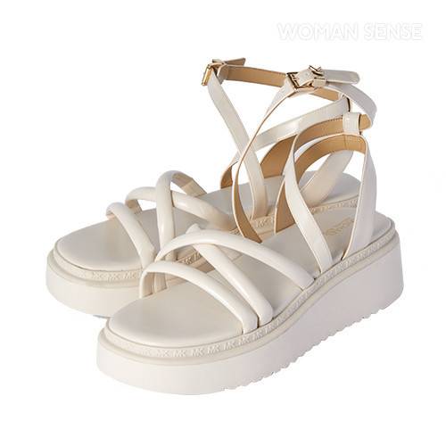 페이던트 레더 아이보리 샌들 35만원 마이클 코어스.