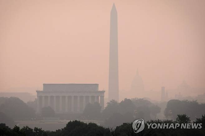 산불 연기에 뒤덮인 미국 워싱턴DC 워싱턴 모뉴먼트 [AFP/게티이미지=연합뉴스]