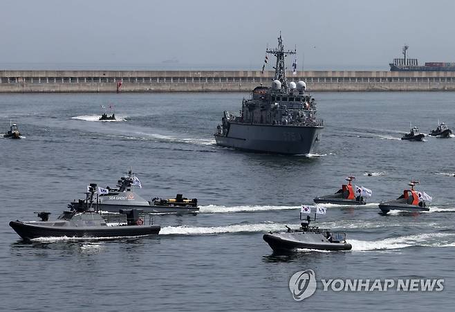 해군, 무인전력 활용한 상륙작전 시연 (부산=연합뉴스) 손형주 기자 = 8일 오후 부산작전기지에서 유·무인 복합전투체계 '네이비 씨 고스트(Navy sea Ghost)를 적용한 상륙작전이 시연되고 있다. 이날 시연에서 무인전력으로 무인수상정(USV)와 무인항공기(UAV) 30여대가 동원됐다.
     시연은 해군·해병대가 무인 전력을 이용해 적이 부설한 기뢰와 해안 방어 미사일기지, 소형 함정을 제거한 뒤 해안에 상륙한다는 시나리오로 진행됐다. 2023.6.8 handbrother@yna.co.kr