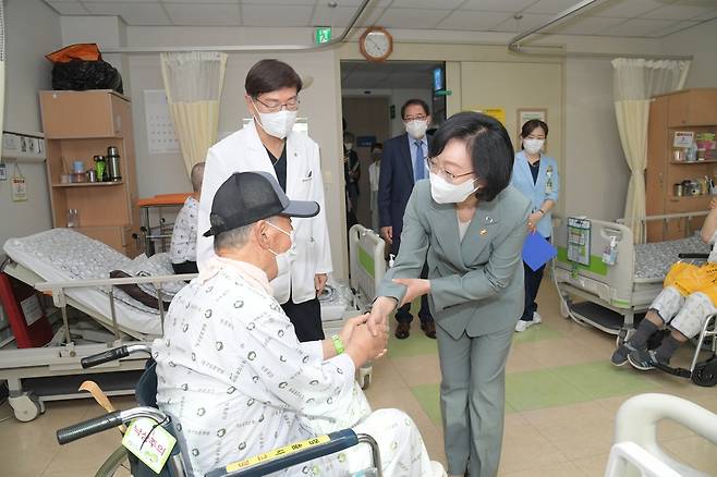 대구보훈병원 방문한 오유경 식약처장 (서울=연합뉴스) 오유경 식품의약품안전처장이 8일 대구 달서구에 있는 대구보훈병원을 방문해 환자를 위문하고 있다. 2023.6.8 [식약처 제공. 재판매 및 DB 금지]