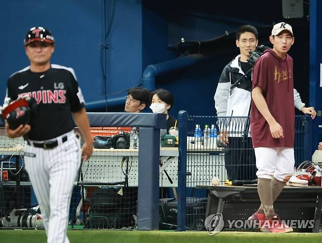 부자 대화 뒤 (서울=연합뉴스) 홍해인 기자 = 8일 오후 서울 고척스카이돔에서 열린 2023 프로야구 LG 트윈스와 키움 히어로즈의 경기. 
   8회초가 끝난 뒤 대타 임병욱과 교체되며 경기를 마친 키움 이정후가 아이싱 셔츠를 입고 더그아웃에 서서 아버지인 LG 이종범 1루 주루 코치와 대화 뒤 헤어지고 있다. 2023.6.8 hihong@yna.co.kr