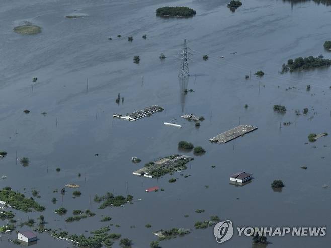 물에 잠긴 러시아 점령지 드니프랴니 (AP=연합뉴스) 우크라이나 남부 헤르손주 노바 카호우카에 있는 카호우카 댐 붕괴 여파로 7일(현지시간) 인근 마을인 드니프랴니가 물에 잠겨 있다. 2023.06.08 photo@yna.co.kr